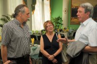 За обідом у сучасній їдальні