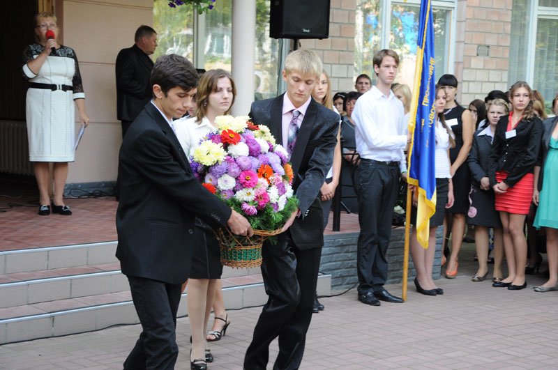 Покладання квітів до пам'ятника невідомому солдату